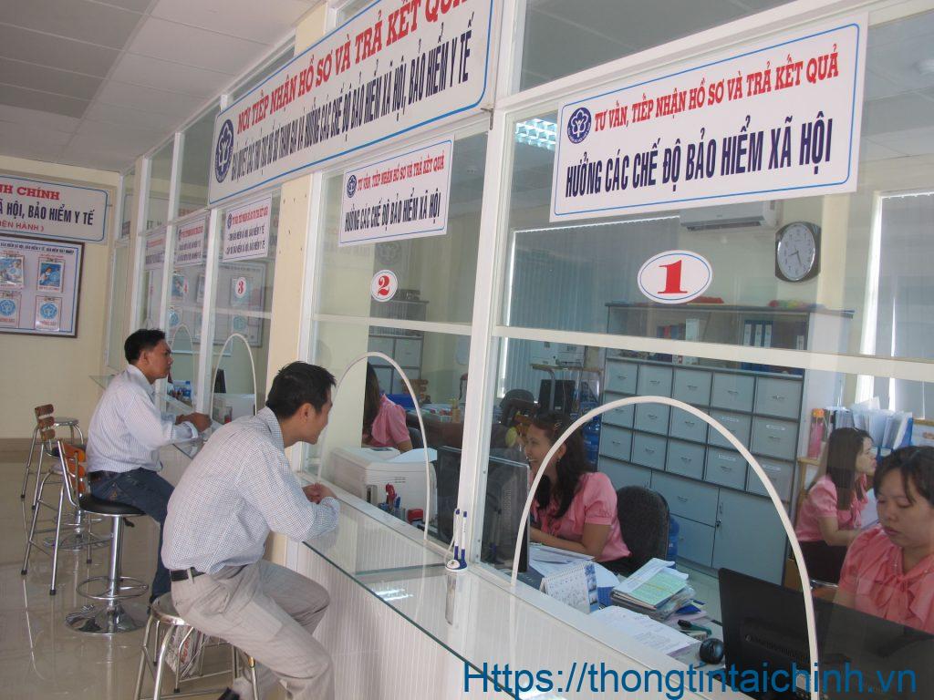 Người lao động là công dân nước ngoài làm việc tại Việt Nam thuộc đối tượng đóng bảo hiểm xã hội bắt buộc khi có giấy phép lao động hoặc chứng chỉ hành nghề