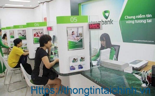 Khách hàng đăng ký phát hành thẻ MasterCard tại phòng giao dịch Vietcombank