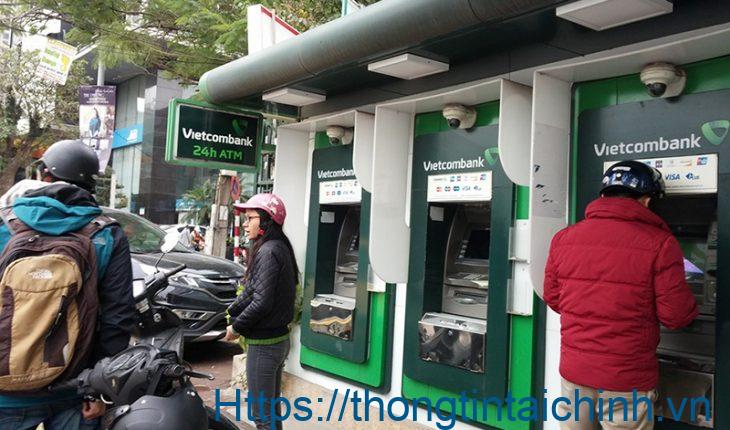 Chủ thẻ rút tiền tại các điểm ATM của ngân hàng Vietcombank