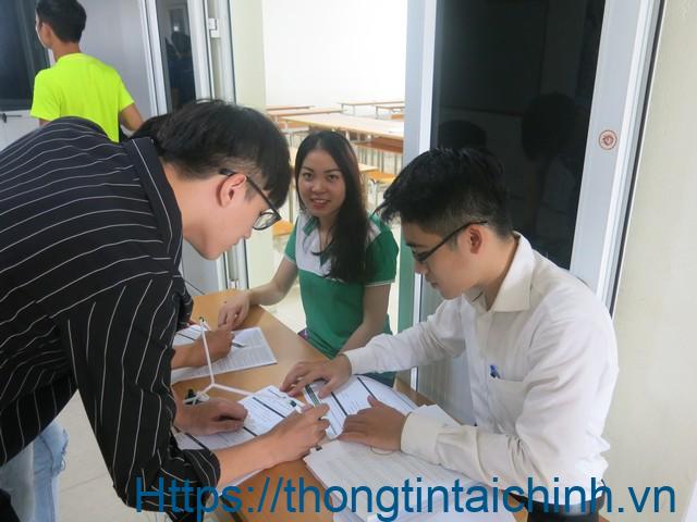 Các bạn sinh viên đăng ký làm thẻ sinh viên liên kết Vietcombank vào đầu năm học