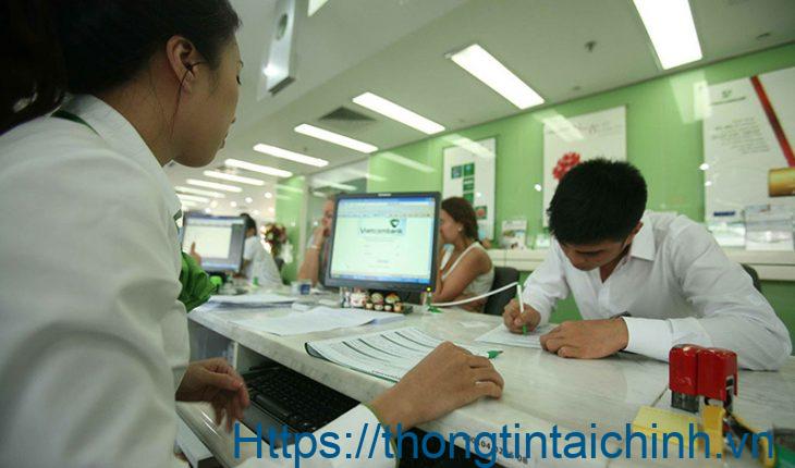 Khách hàng đăng ký làm thẻ ATM Vietcombank tại các chi nhánh/phòng giao dịch của ngân hàng này