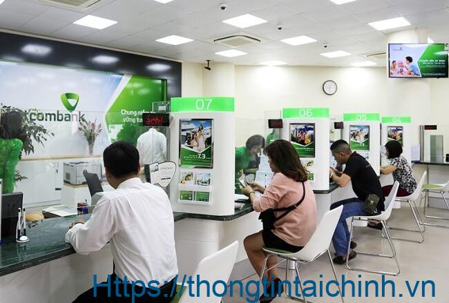 Chủ thẻ đến chi nhánh/phòng giao dịch của Vietcombank để thực hiện dịch vụ chuyển tiền vào thẻ