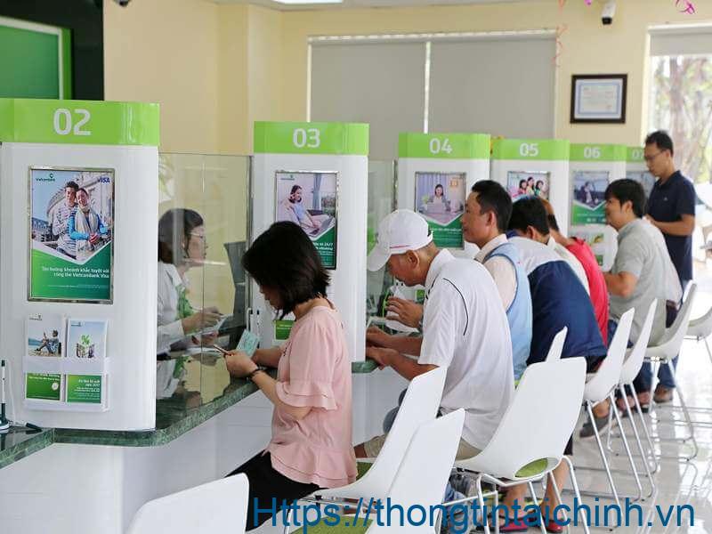 Khách hàng đăng ký vay vốn tại ngân hàng Vietcombank