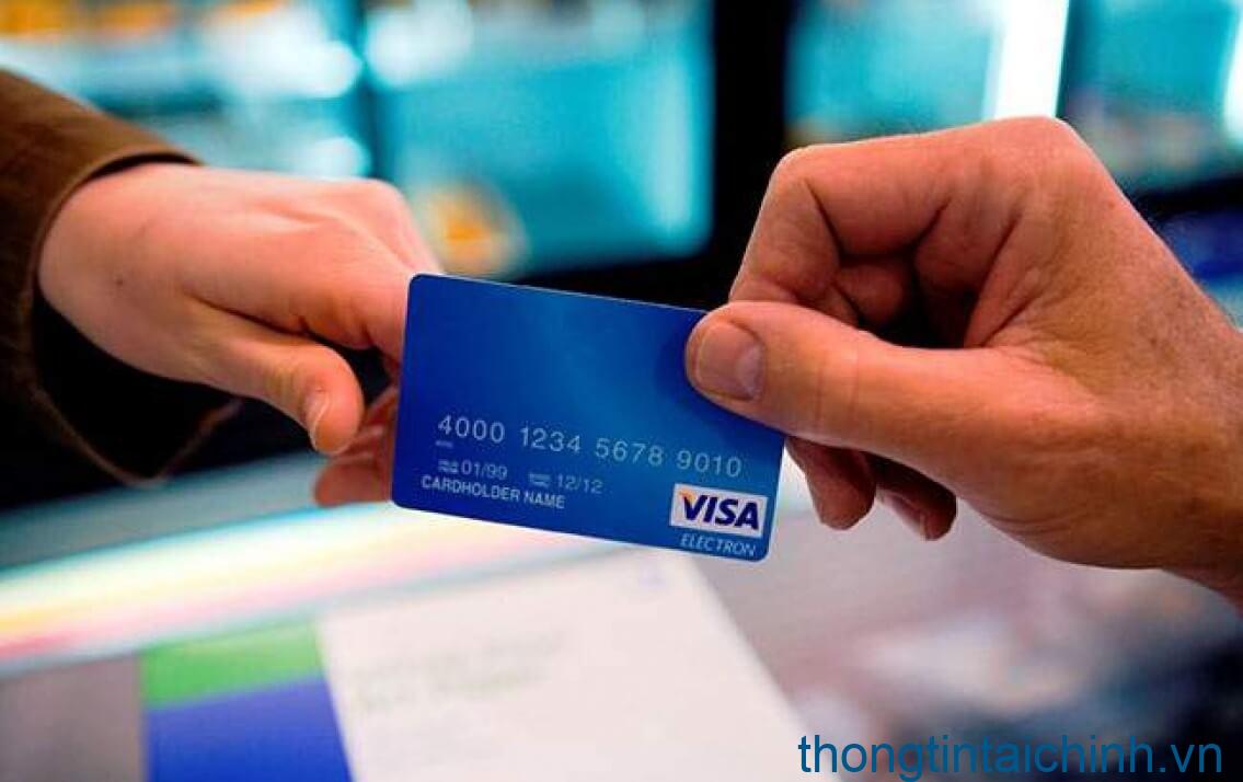 Nhận thẻ Credit từ nhân viên ngân hàng vào đúng thời gian theo giấy hẹn