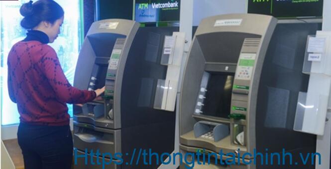 Khi muốn rút tiền vượt hạn mức quy định của thẻ ATM Vietcombank khách hàng phải thực hiện như thế nào?