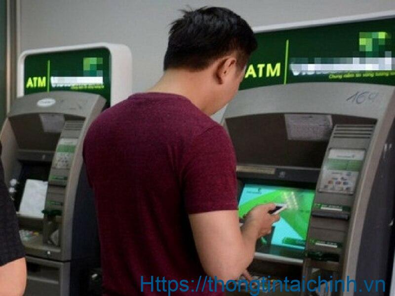 Chủ thẻ dễ dàng quản lý số dư tài khoản thông qua các điểm ATM của ngân hàng Vietcombank