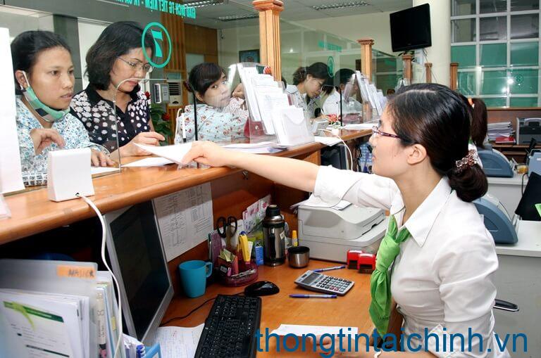 Khách hàng nạp tiền vào tài khoản Vietcombank trực tiếp ở ngân hàng