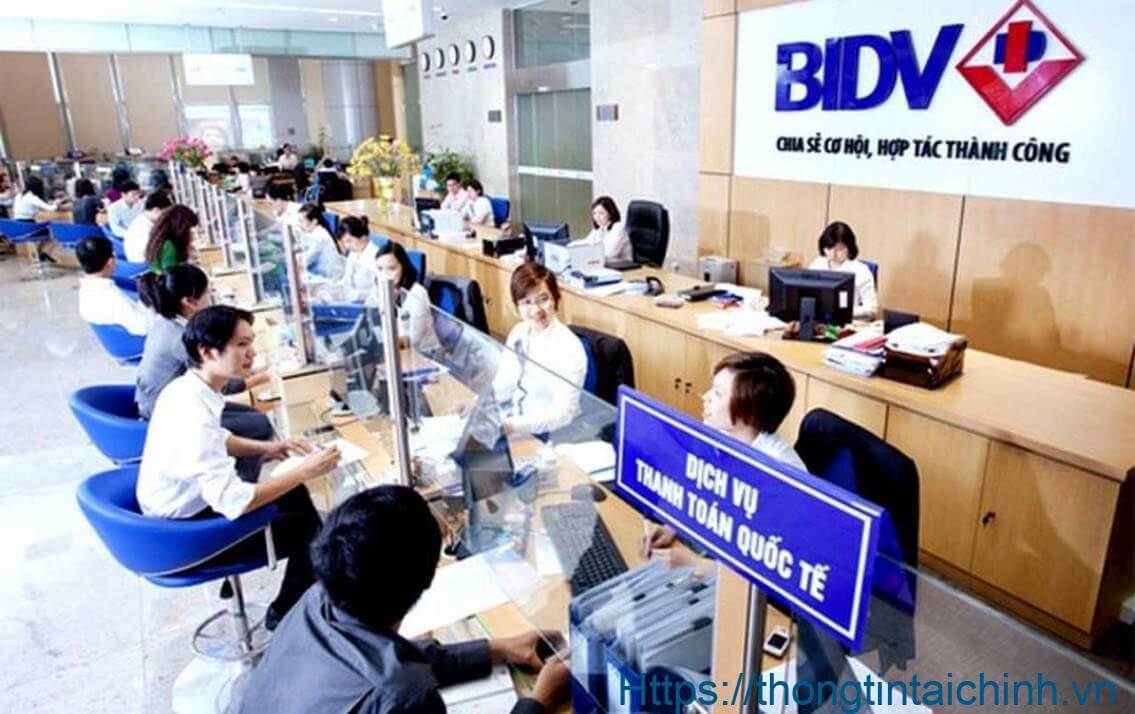 Khách hàng chuyển khoản trực tiếp tại chi nhánh/phòng giao dịch của BIDV