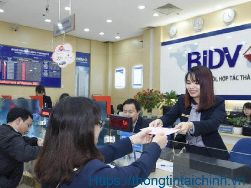 Khách hàng đăng ký mở sổ tiết kiệm tại ngân hàng BIDV