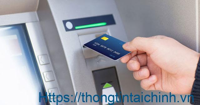 Khách hàng thực hiện sao kê tài khoản Vietinbank tại ATM