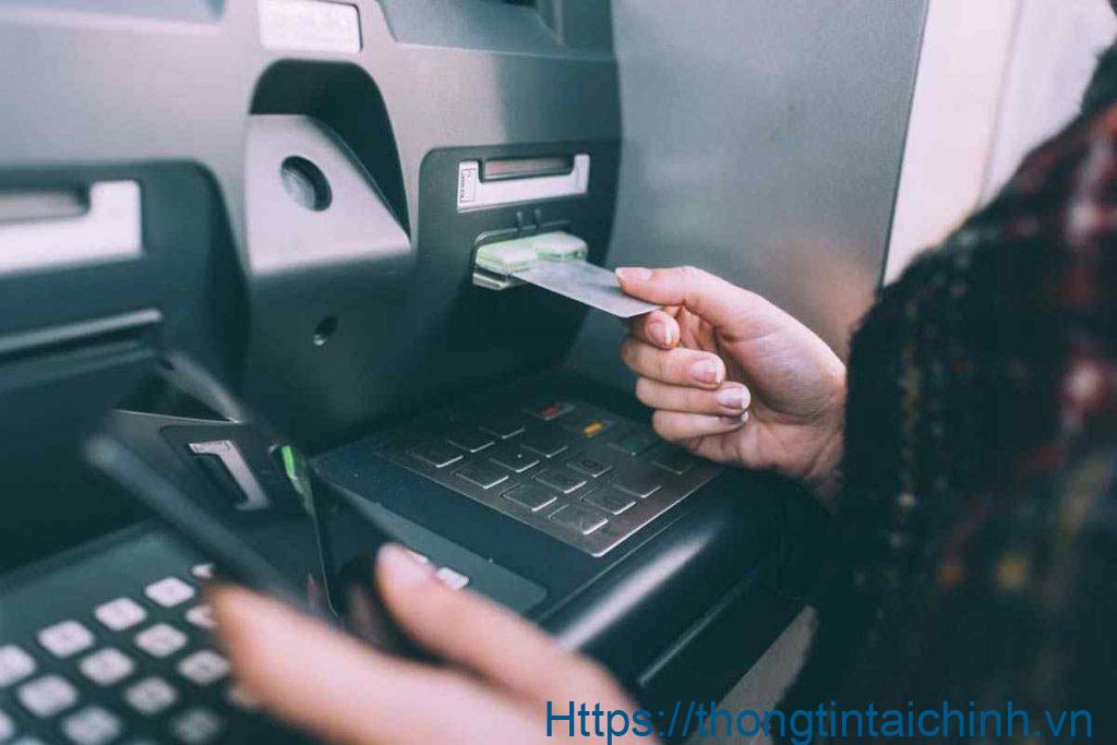 Thẻ ghi nợ có thể rút tiền mặt trực tiếp tại cây ATM