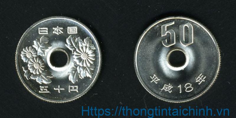 Đồng 50 Yên Nhật cũng có 1 lỗ tròn ở giữa, làm từ chất liệu đồng bạc