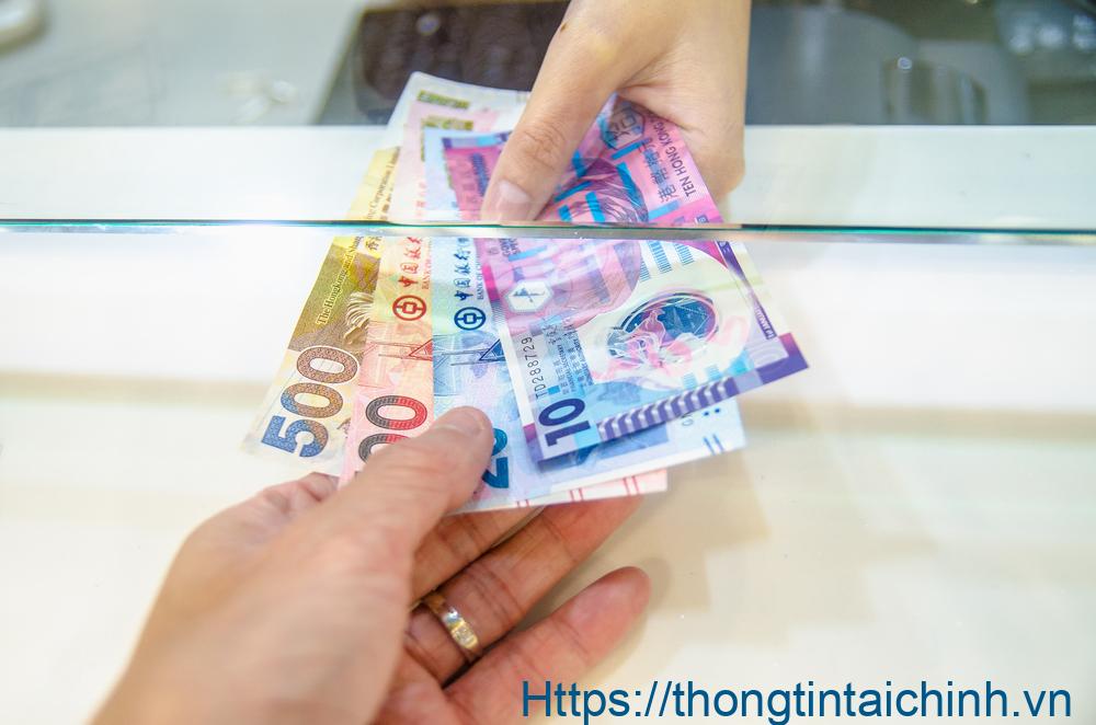 Đổi đô la Hồng Kông tại ngân hàng thương mại nhà nước hoặc tư nhân để đảm bảo an toàn 