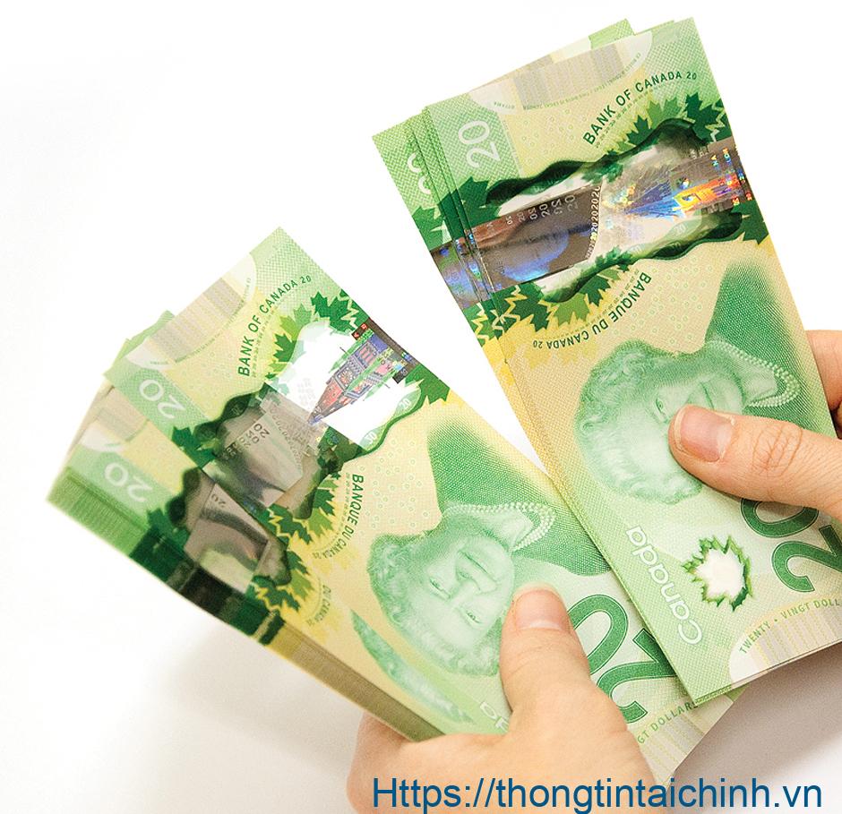 Đổi đô la Canada tại ngân hàng để đảm bảo an toàn