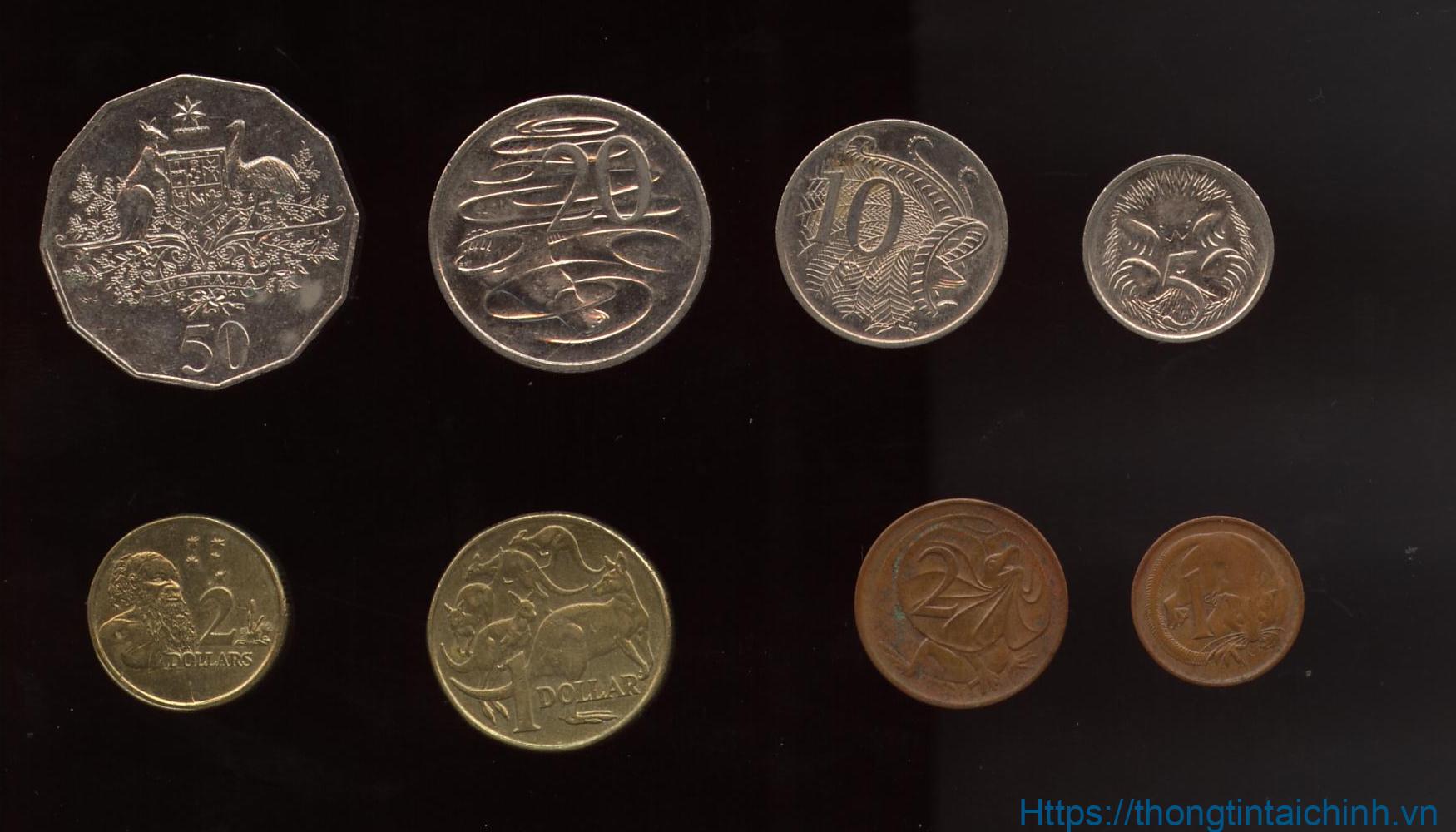 Tiền xu Úc gồm mệnh giá 5c, 10c, 20c, 50c, 1$, 2$ với mặt trước in chân dung nghiêng nữ hoàng Elizabeth II, mặt sau in hình khác nhau