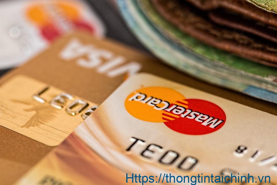 Mức lãi rút tiền thẻ tín dụng đang áp dụng rất cao